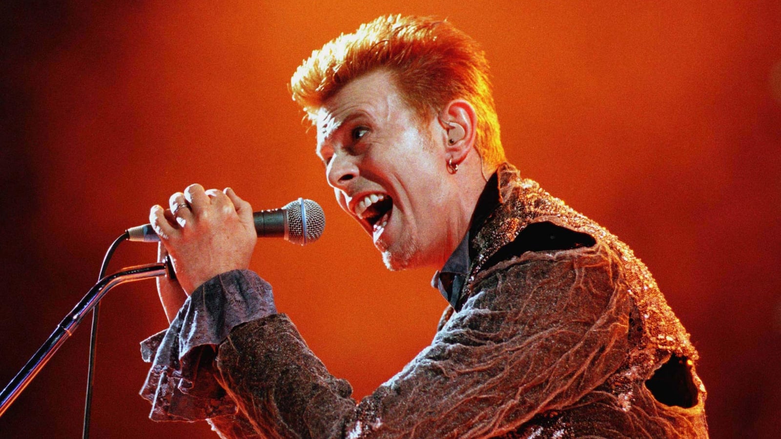 articles/2016/01/16/my-interview-with-david-bowie/160115-guccione-bowie-tease_rx0vl6