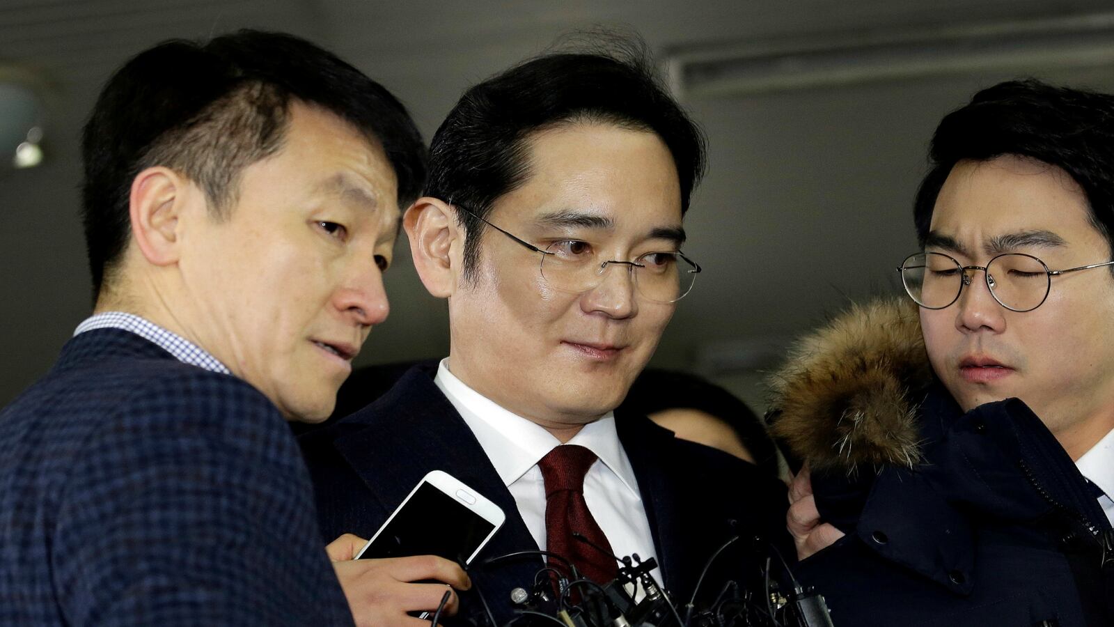 cheats/2017/01/16/south-korean-prosecutors-seek-to-arrest-samsung-head-for-bribery/170116-south-korea-samsung-bribery-cheat_oloigg