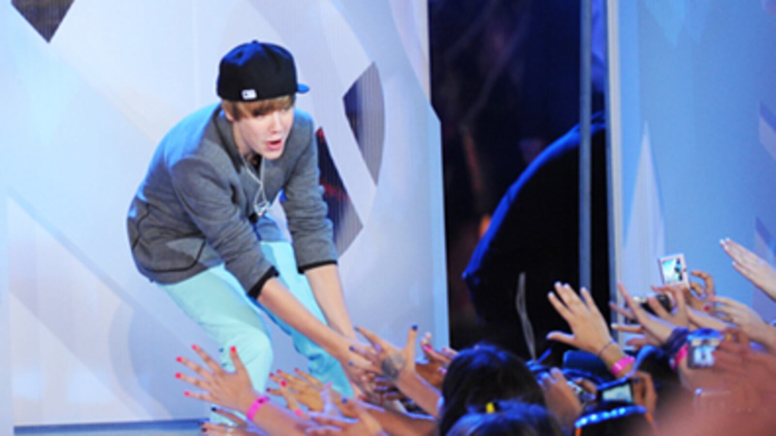 articles/2010/09/10/justin-bieber-and-his-crazy-twitter-fans/bieber-fans_125545_wugl5o