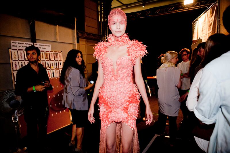 galleries/2011/10/06/backstage-paris-fashion-week-photos/backstage-paris-fashion-week-25_aflcfe