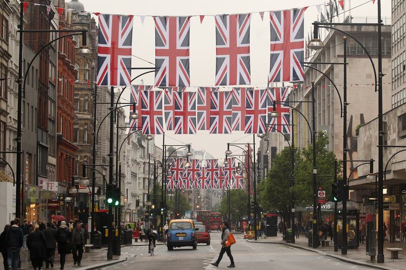 articles/2012/05/01/model-jasmine-guinness-poses-with-corgis-on-oxford-street-for-diamond-jubilee/jasmine2_vqgx6k