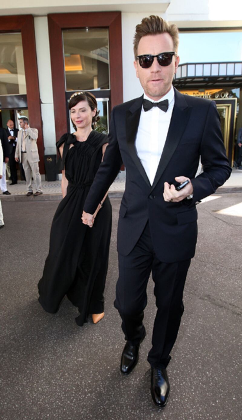 galleries/2012/05/16/tilda-swinton-diane-kruger-alec-baldwin-cannes-film-festival-2012-opening-night-photos/cannes-arrival-ewan-mcgregor_izmoku