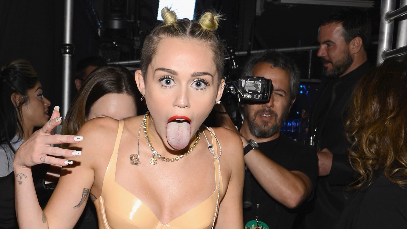 cheats/2014/01/10/french-daytime-bans-miley-britney/131020-fallon-miley-tung-embed_srv0by