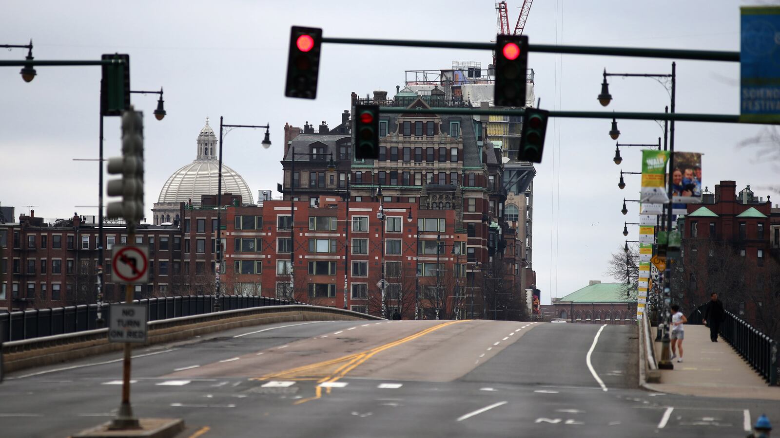 articles/2013/04/19/the-suspect-remains-at-large-but-the-lockdown-was-a-big-success/empty-boston-tease_onikig