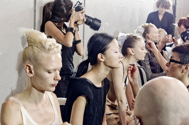 galleries/2011/10/06/backstage-paris-fashion-week-photos/backstage-paris-fashion-week-3_lrc6vs