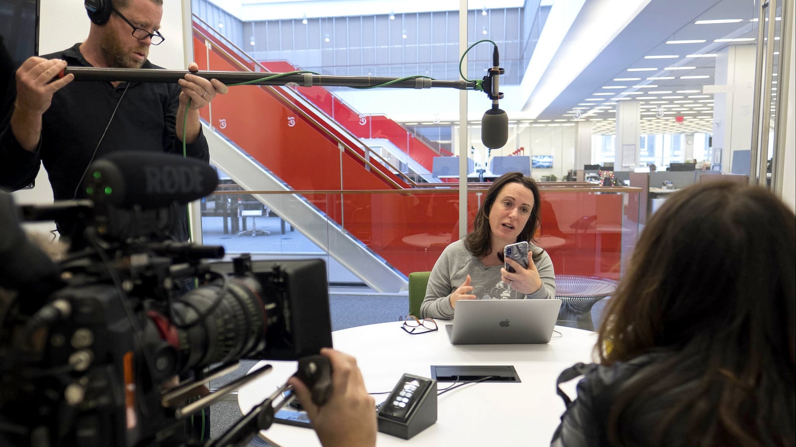 180529-stern-fourth-estate-tease_biaj9o