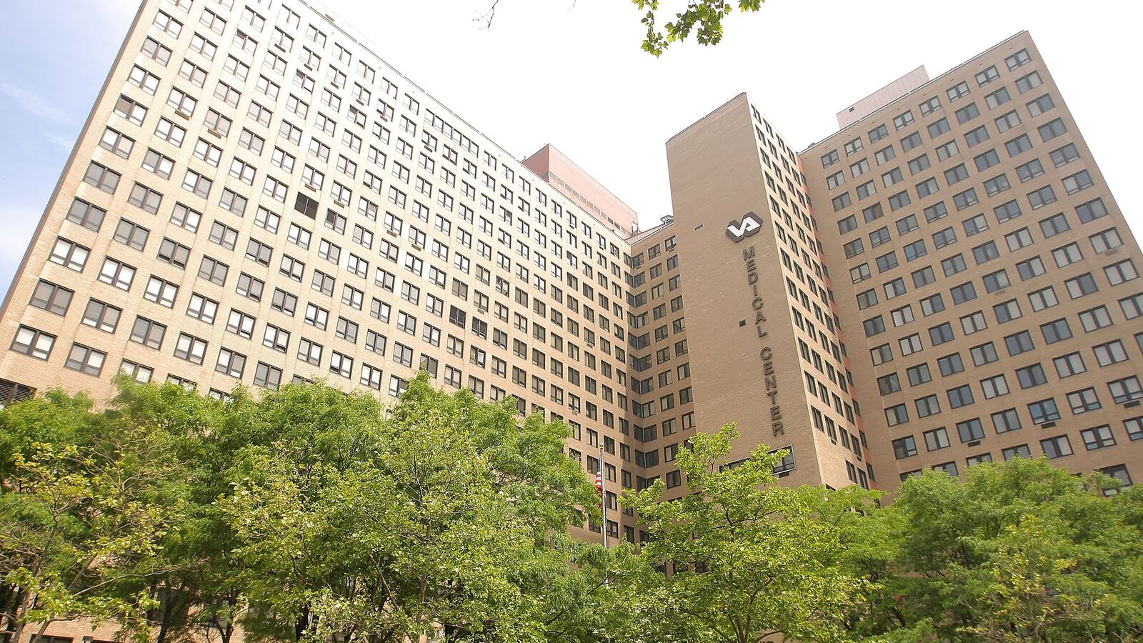 articles/2013/08/30/the-military-teaches-soldiers-strength-the-va-teaches-veterans-to-beg/130829-veterans-affiars-tease_msz8sh