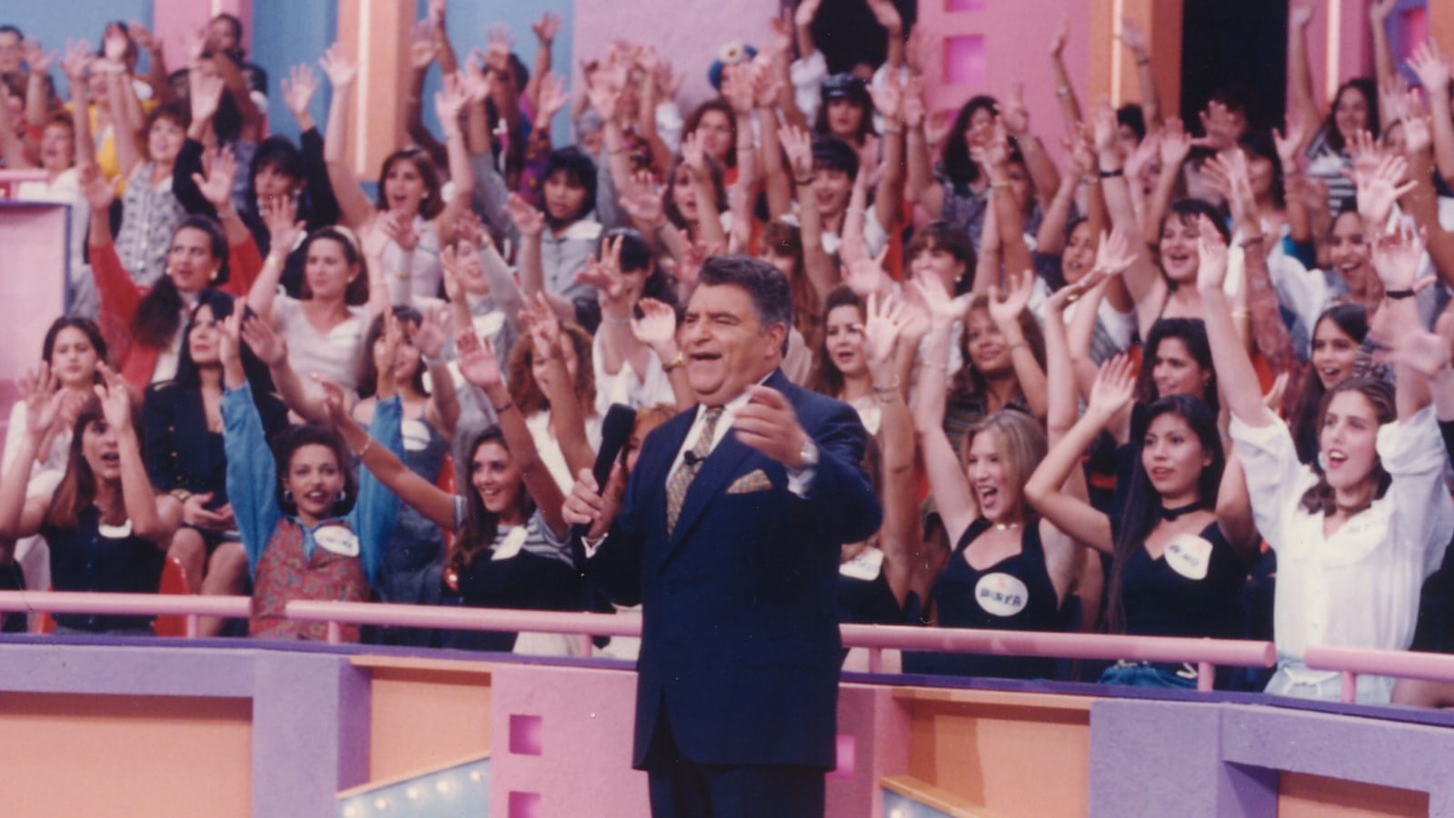 articles/2015/09/19/the-conflicted-legacy-of-sabado-gigante-tv-s-longest-running-variety-show/150919-rios-sabado-gigante-tease_sytv6f