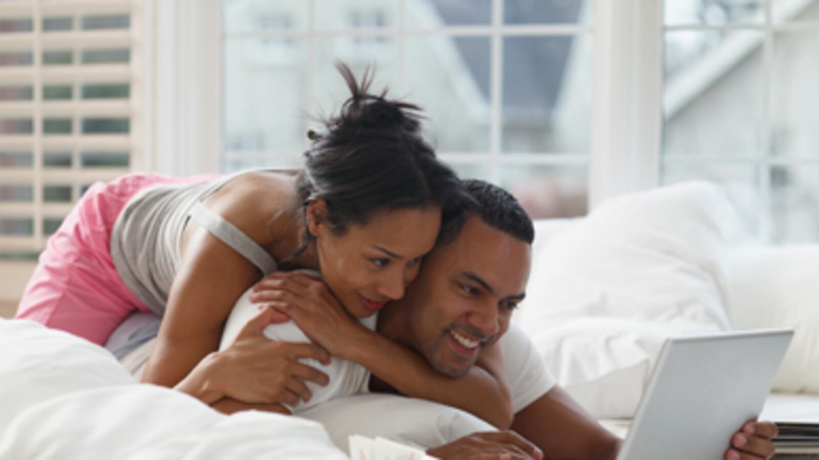 articles/2010/11/14/sex-and-tech-12-relationship-rules-from-facebook-to-twitter/ries-howorth-etiquette_141212_hciv8g