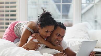 articles/2010/11/14/sex-and-tech-12-relationship-rules-from-facebook-to-twitter/ries-howorth-etiquette_141212_hciv8g