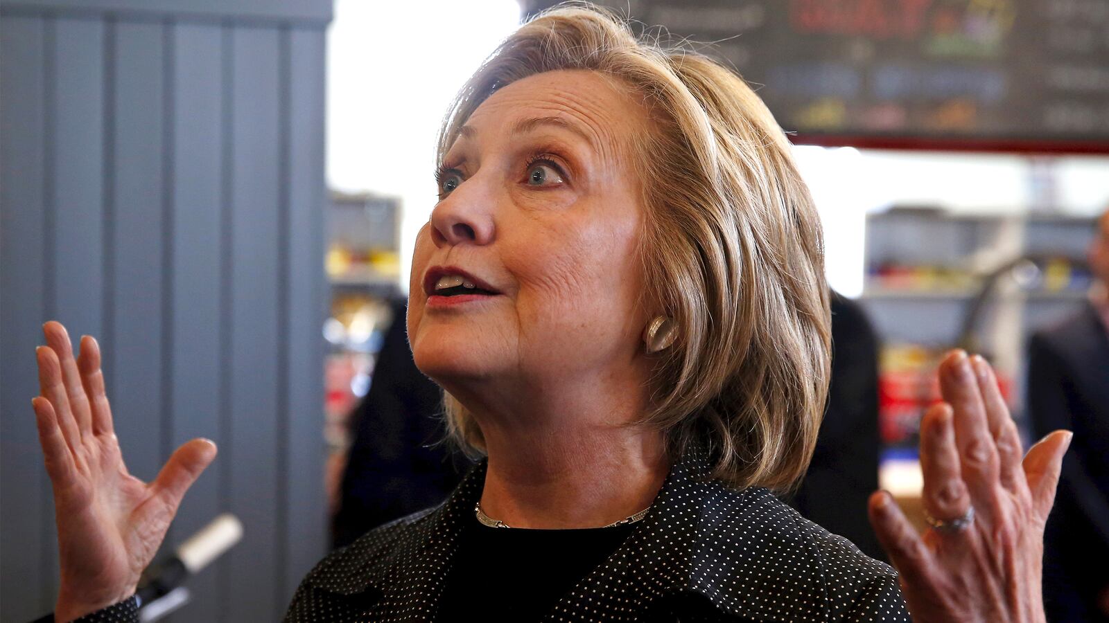 articles/2015/05/19/why-does-hillary-seem-so-determined-to-piss-off-the-press/150519-grove-hillary-media-tease_lgzjit