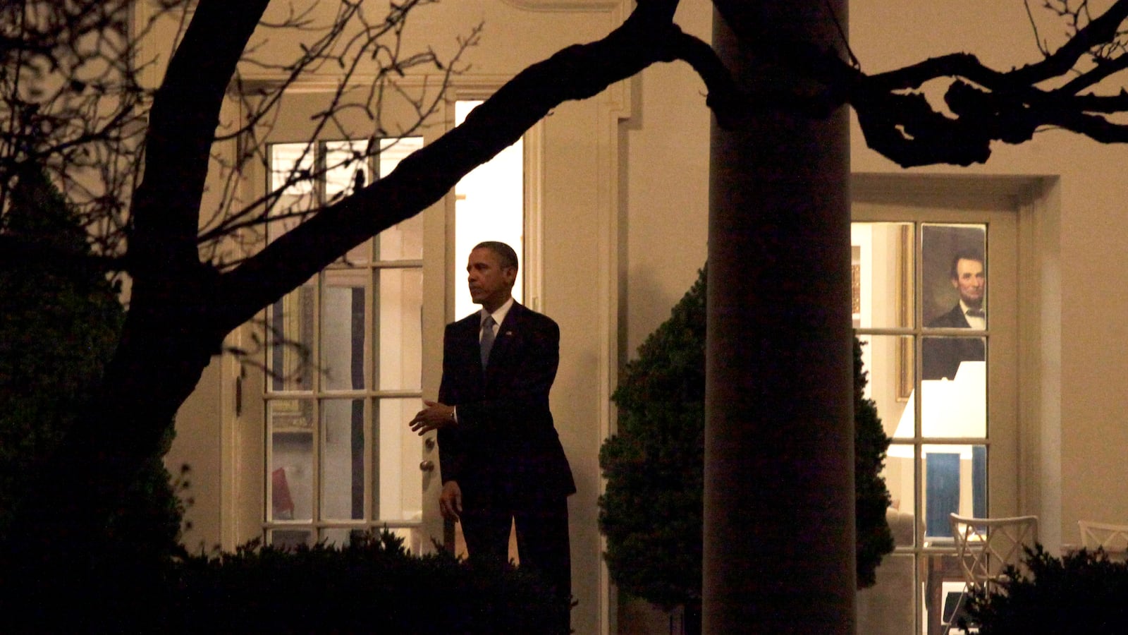 articles/2013/02/03/president-obama-eyes-new-oval-office-while-the-white-house-undergoes-renovations/130202-obama-oval-office_o29blw