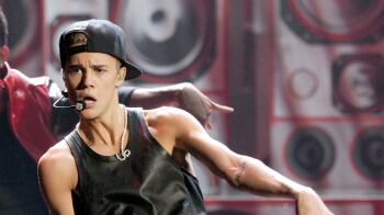 articles/2012/11/19/justin-bieber-s-addicted-to-drop-crotch-pants-anna-wintour-s-crush-on-ben-stiller/bieber-drop-crotch_r59ulh