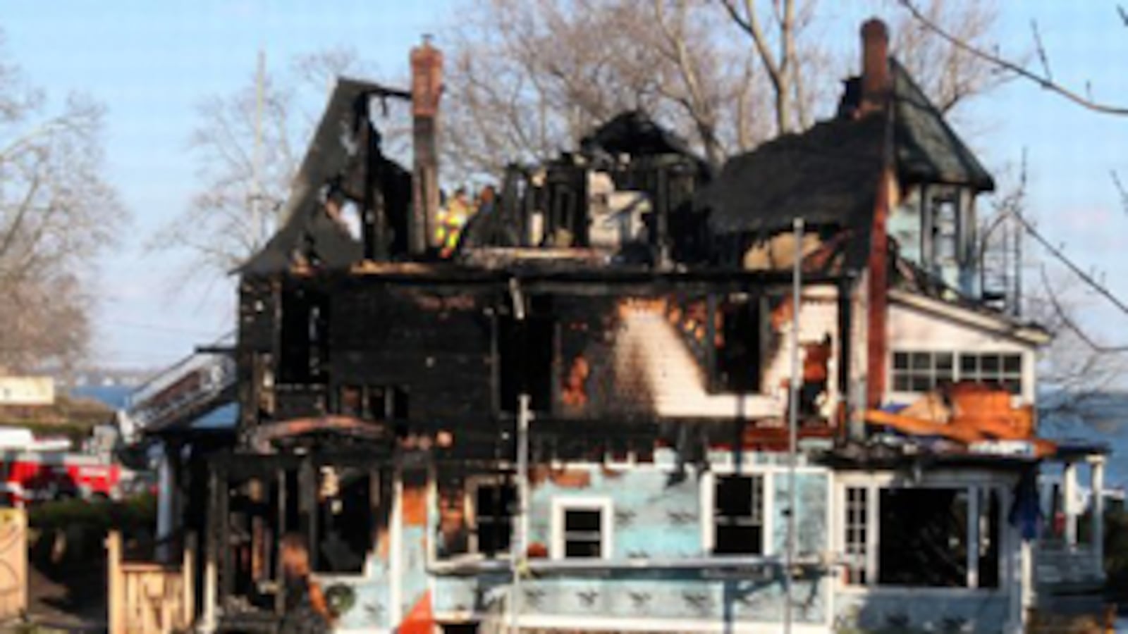 cheats/2011/12/27/grandpa-tried-to-save-kids-from-fire/christmas-santa-saks-died-cs_gkefmc