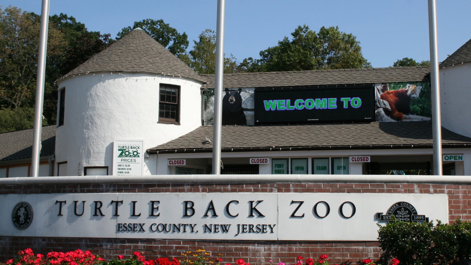 articles/2012/11/05/at-new-jersey-s-turtle-back-zoo-humans-slept-alongside-the-pythons/turtle-back-zoo-hurricane_rybvv6
