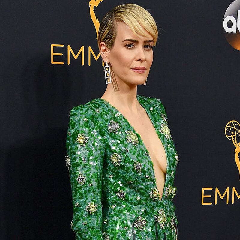 galleries/2016/09/18/how-to-win-the-emmys-red-carpet-starring-claire-danes-niecy-nash-and-emilia-clarke/160918-68-Annual-Emmy-Gallery-36_neyou7