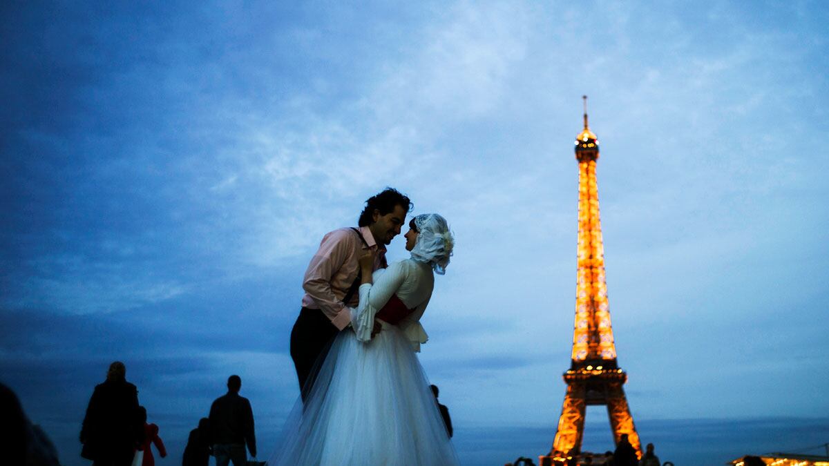 cheats/2013/05/30/the-french-finally-have-a-word-for-french-kissing/french-kiss-tower-cheat_oubi7b