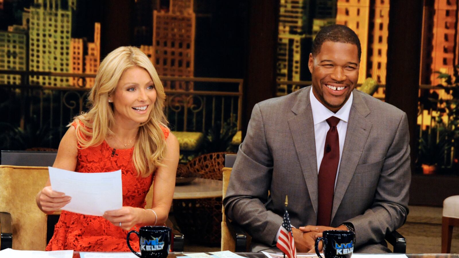 articles/2012/08/29/michael-strahan-s-pairing-with-kelly-ripa-surprising-but-promising/michael-strahan-kelly-ripa-co-host-fernandez_f5zeyz