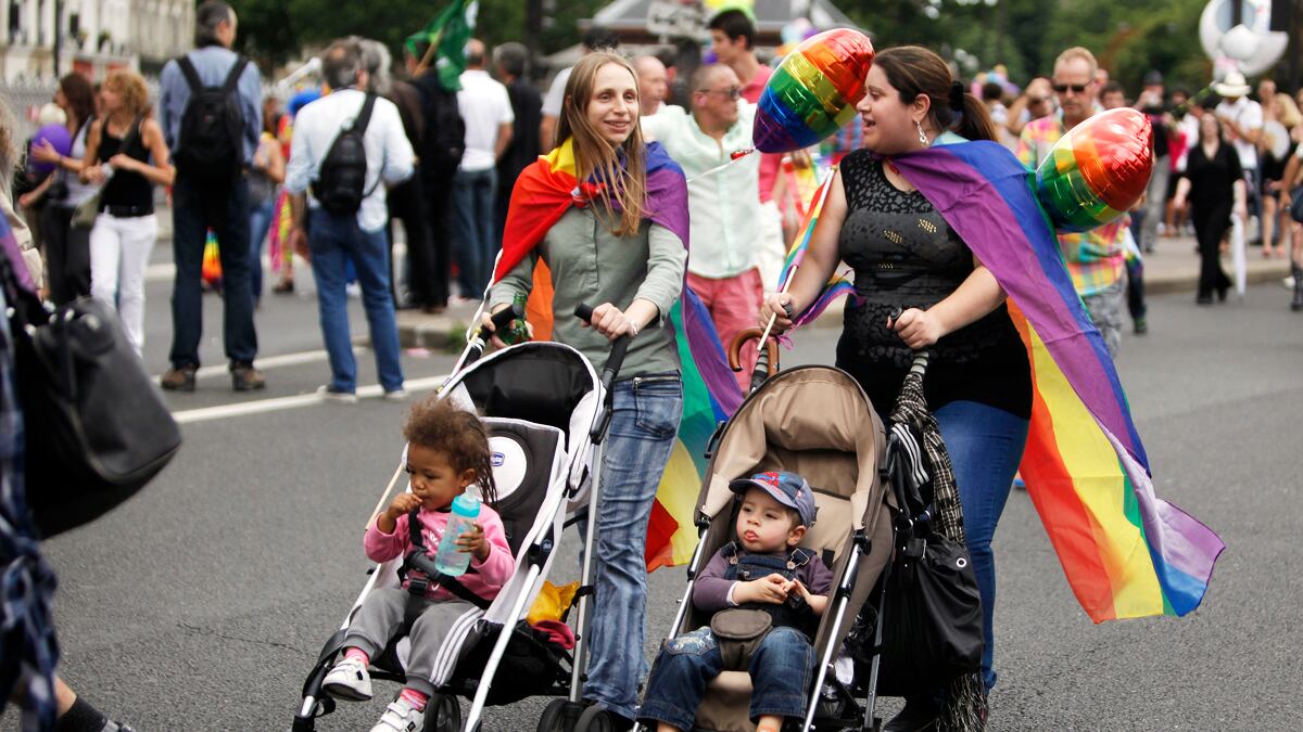 cheats/2011/06/26/marriage-bill-boosts-paris-gay-pride0/gay-pride-parade-paris-cheat_in5pda