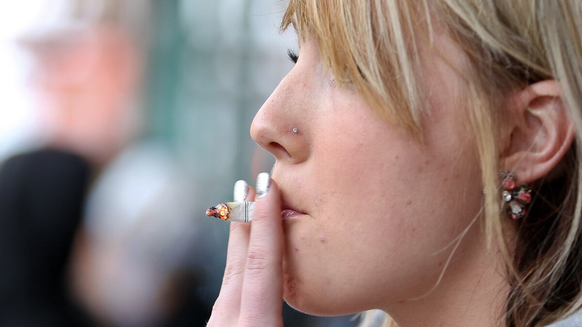 articles/2012/07/11/can-facebook-make-you-quit-smoking/smoking-facebook-singal_mrnogq