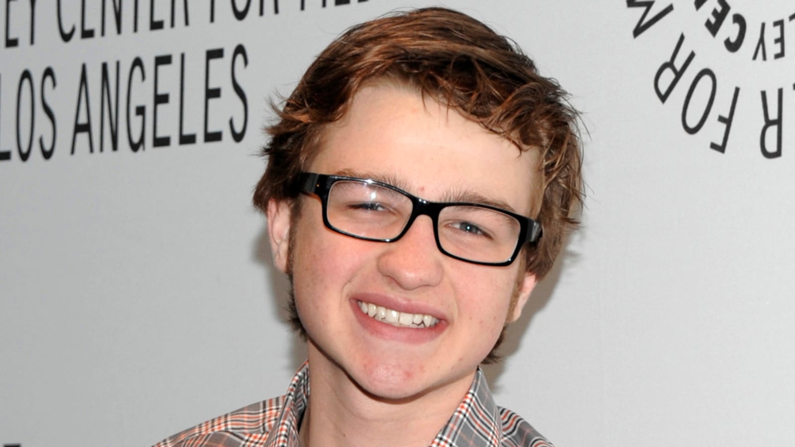 cheats/2012/11/27/two-and-a-half-men-star-stop-watching/angus-jones-two-half-filth-cheat_lbarxj