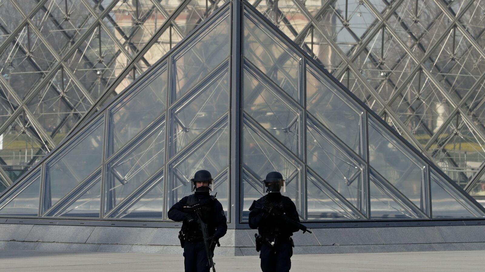 cheats/2017/02/03/louve-attacker-came-on-tourist-visa/170203-louvre-terrorist-visa-_atrowc