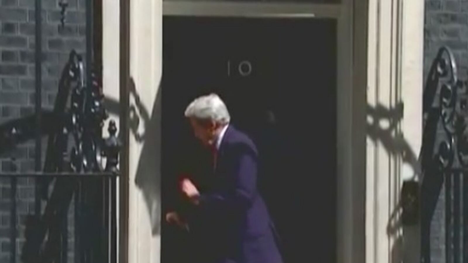 cheats/2016/07/19/video-kerry-bumps-head-at-10-downing/160719-john-kerry-cheat-downing_ky2jfb