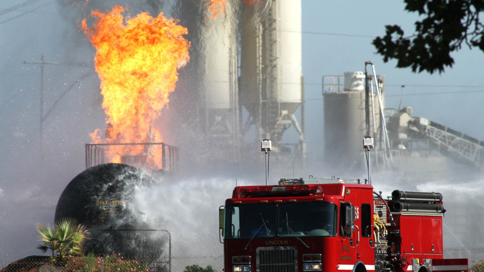 cheats/2011/08/24/california-rail-fire-threatens-homes/california-propane-fire-cheat_fv8822