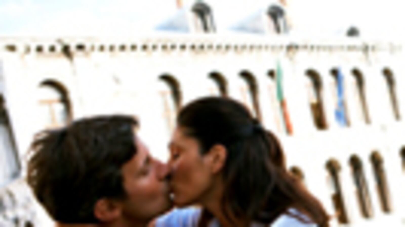 articles/2009/04/08/drunk-in-venice-mad-in-india/antrim-drunk-in-venice-kissing_21492_iyir67
