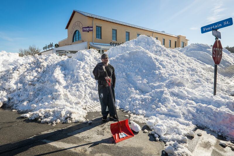galleries/2015/01/29/winter-storm-batters-cape-cod-photos/150129-joiner-snow3_nia63m
