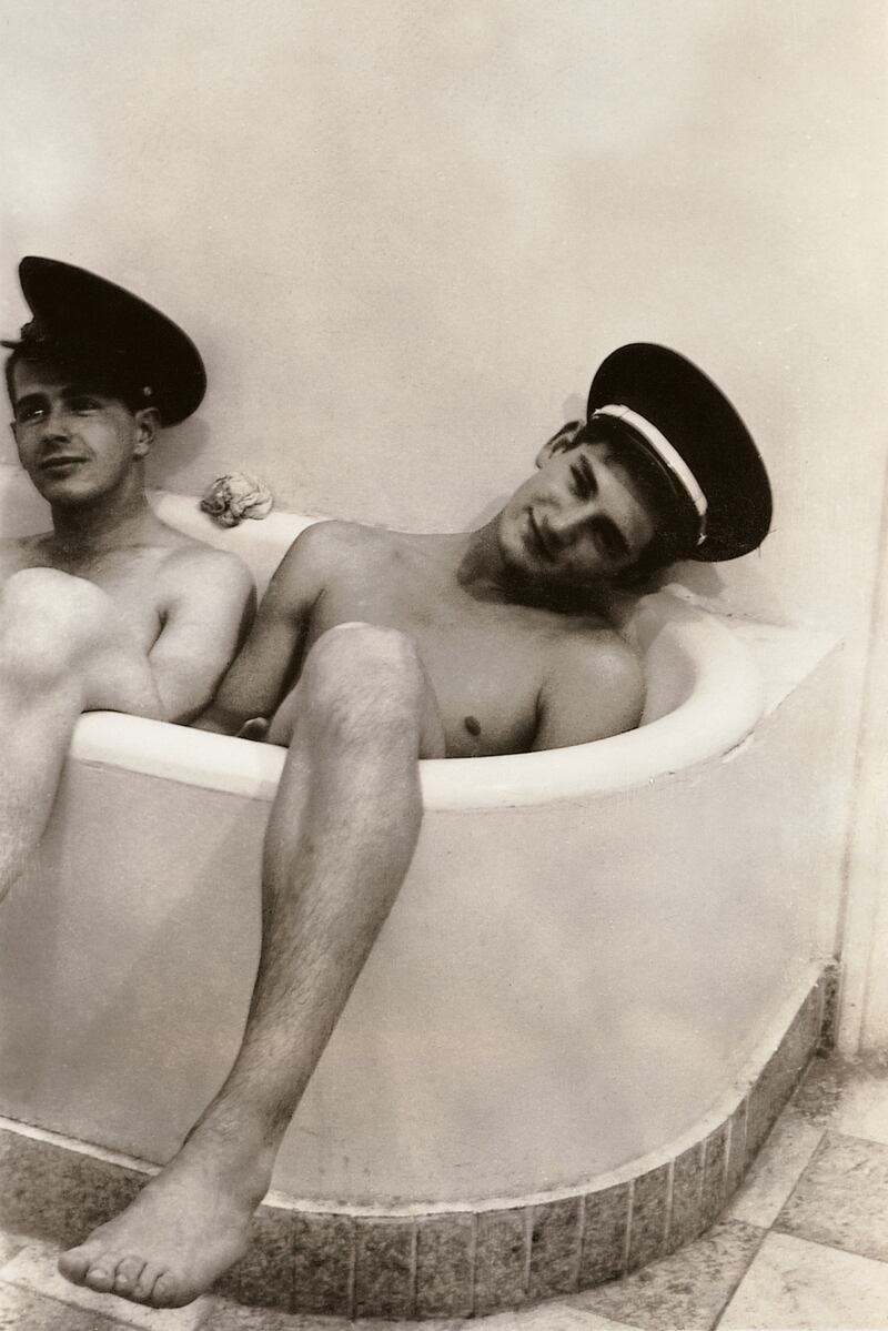galleries/2014/05/31/vintage-photos-of-gay-pride-and-love-from-1900-1960/140529-invisibles-5_hhusod