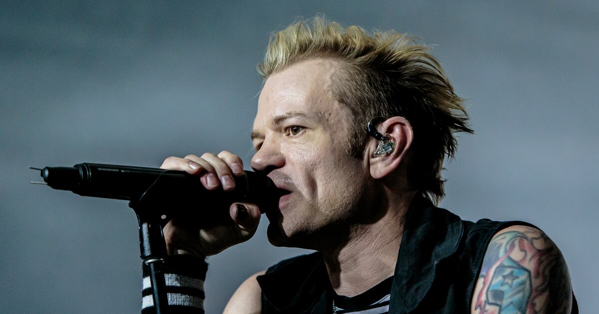 Sum 41 Rock Star Deryck Whibley Rushed to Hospital With Pneumonia