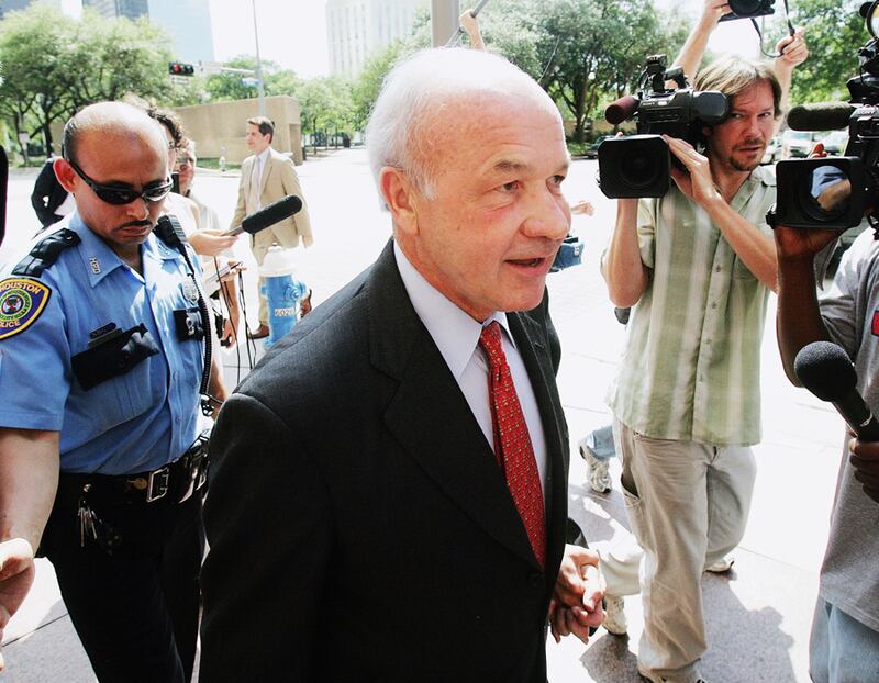 galleries/2010/08/09/20-golden-parachutes/golden-parachute---lay_o2sr08