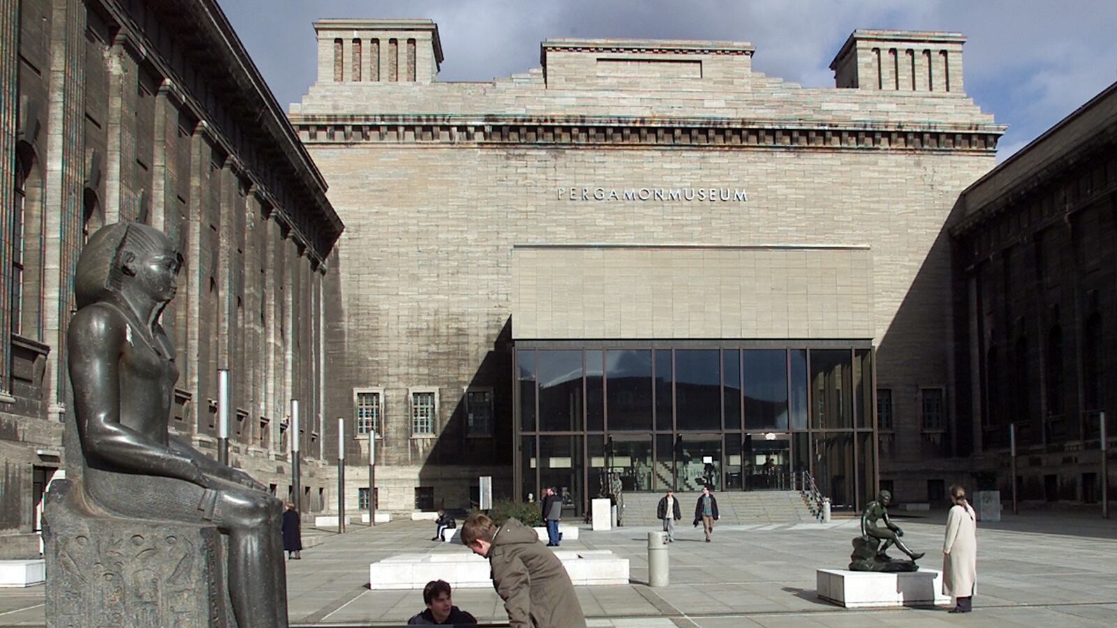 2000-03-10T120000Z_47117989_PBEAHULMPBG_RTRMADP_3_BERLIN_tq1mv0