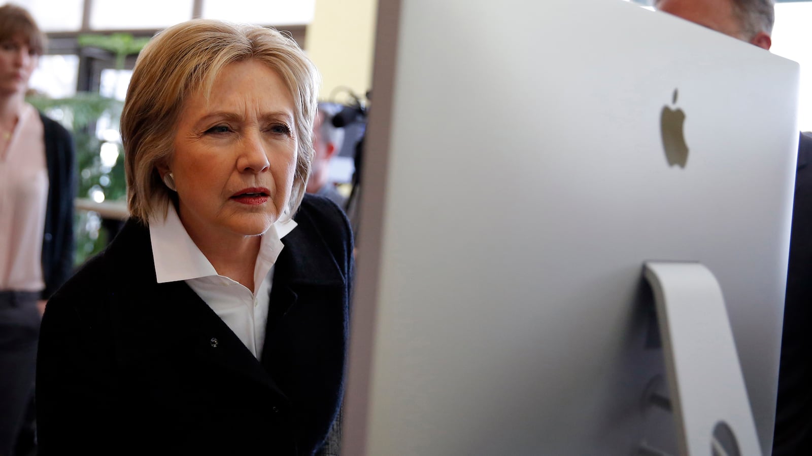 articles/2016/04/21/hillary-pac-spends-1-million-to-correct-commenters-on-reddit-and-facebook/160421-collins-hillary-superpac-tease_rj75hh