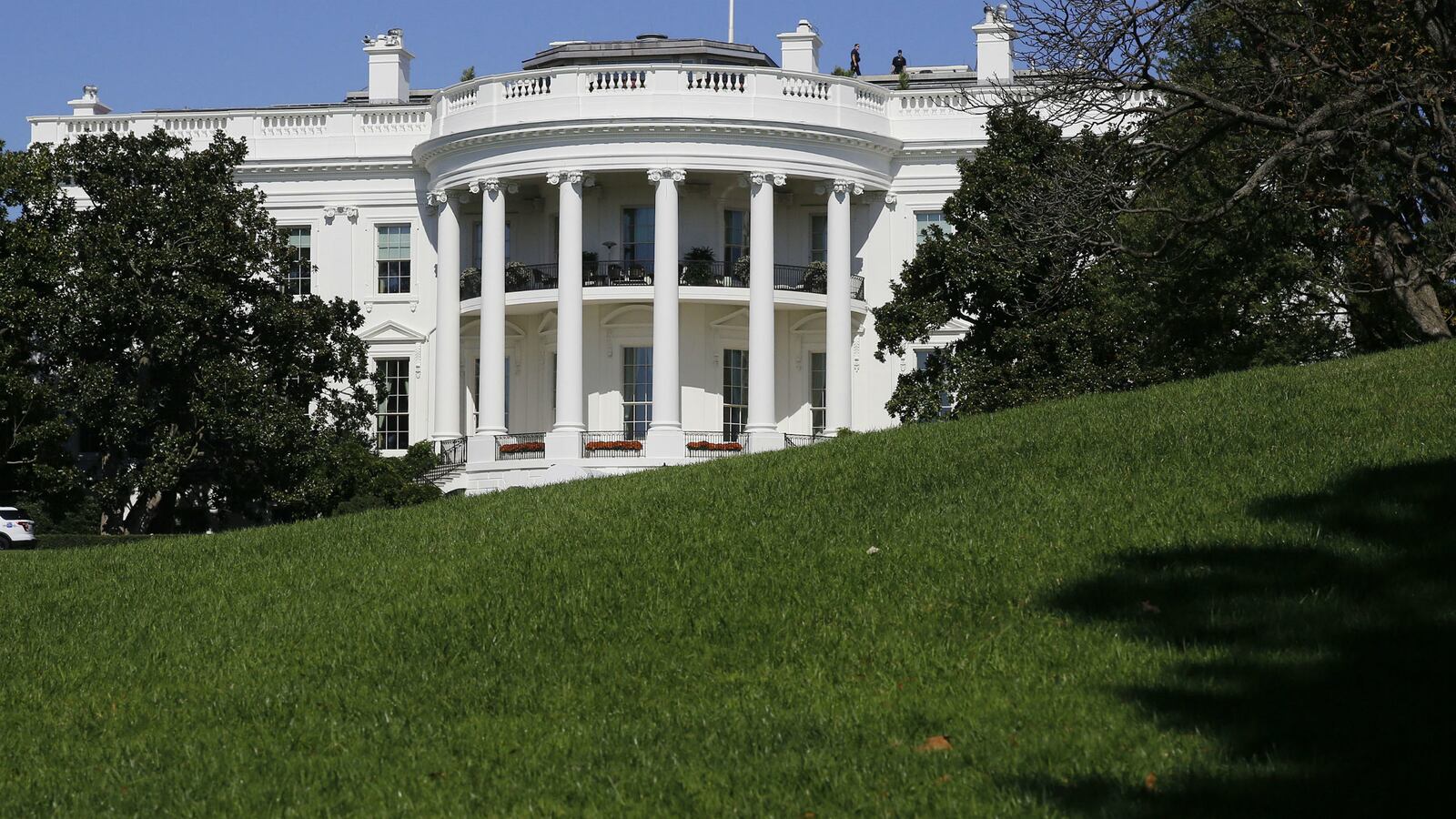 cheats/2014/10/22/man-jumps-white-house-fence-gets-caught/141022-whitehousejumper-cheat_ahi04s