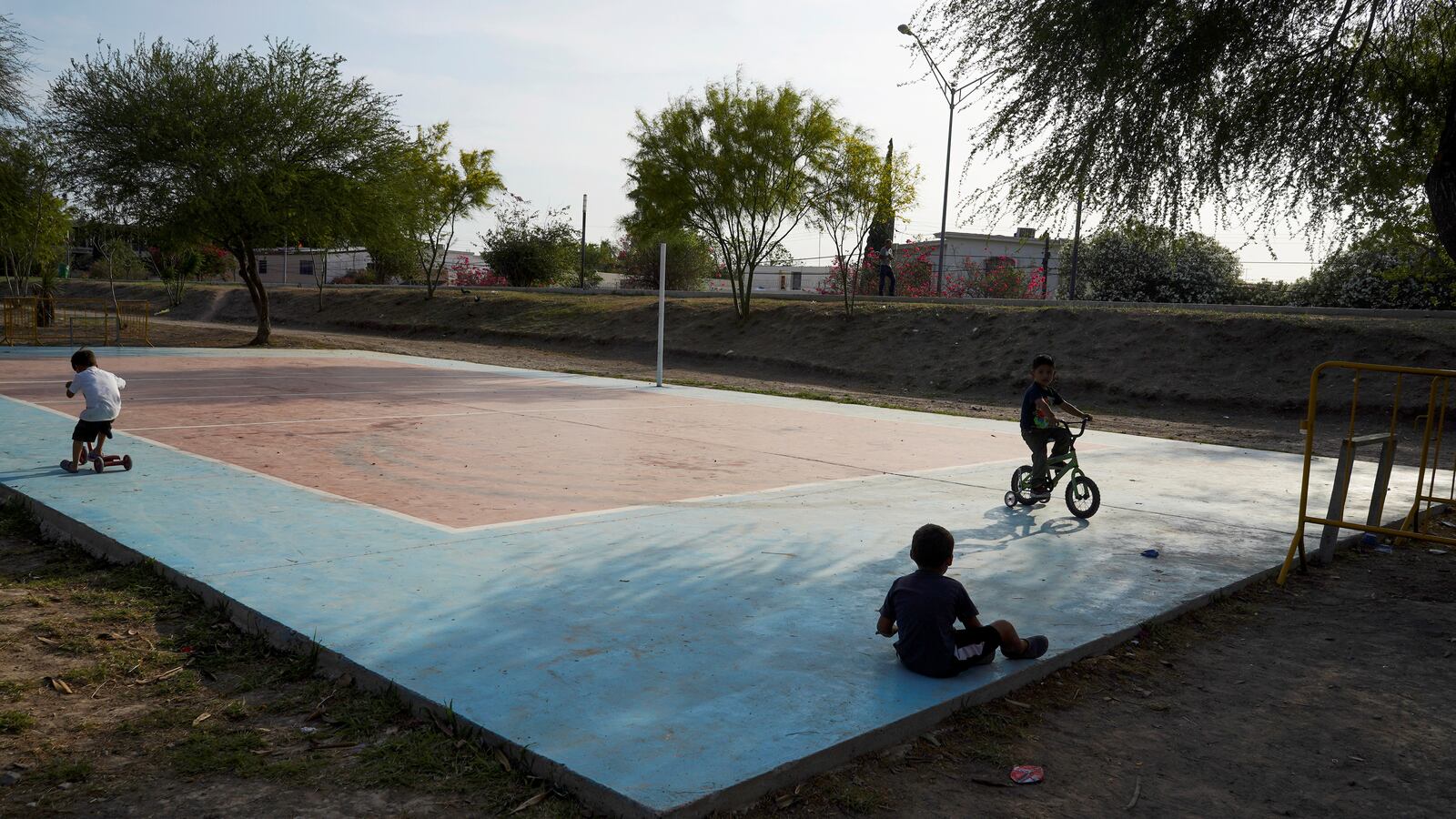 2020-04-02T015805Z_1951810430_RC21WF97RG3F_RTRMADP_3_HEALTH-CORONAVIRUS-IMMIGRATION_qsebwd