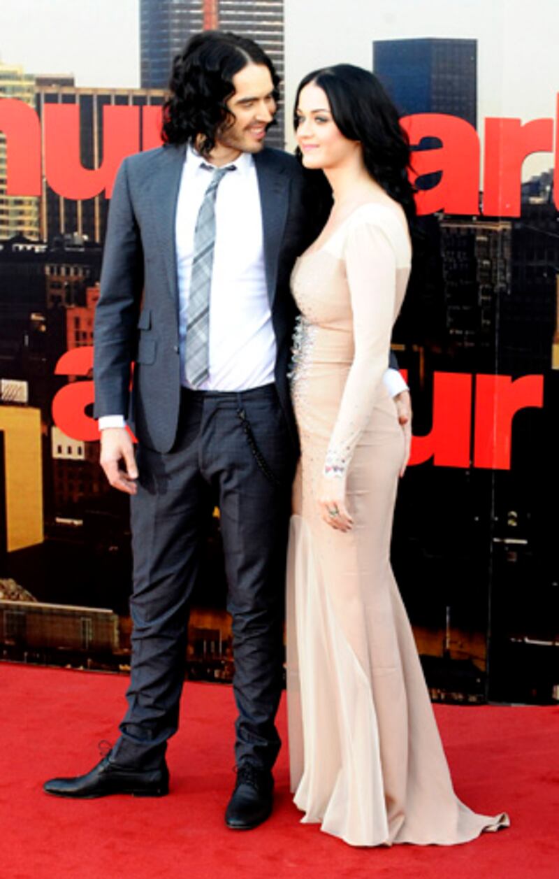 galleries/2012/02/22/celebrity-booty-grabbers-pitt-bieber-jolie-caught-in-the-act-photos/russell-brand-katy-perry-celebrity-butt-grabbers_jx48hn