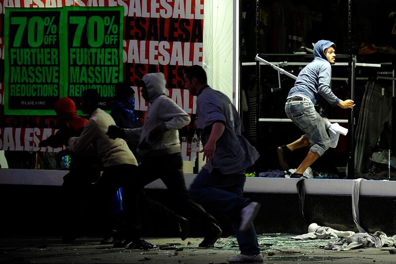 galleries/2011/08/09/photo-of-riots-across-london-and-united-kingdom/london-riots-looters_xkiswl