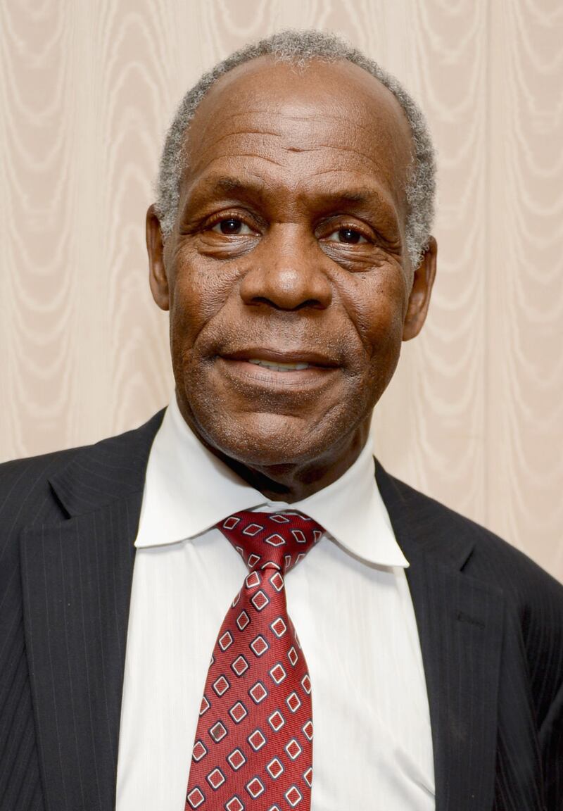 galleries/2012/10/10/lady-gaga-mia-more-star-supporters-of-julian-assange-photos/glover-julian-assange-celeb-supporters_lbudri