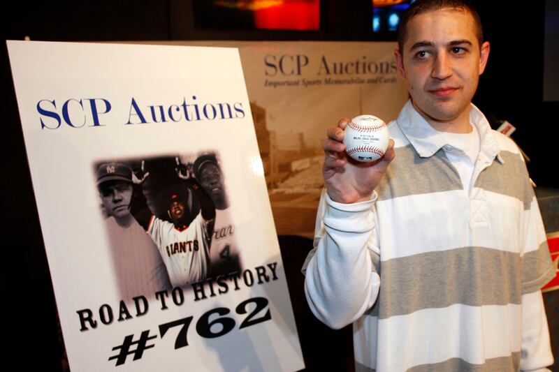 galleries/2011/07/12/famous-baseballs/famous-baseballs-bonds762_bpplgl