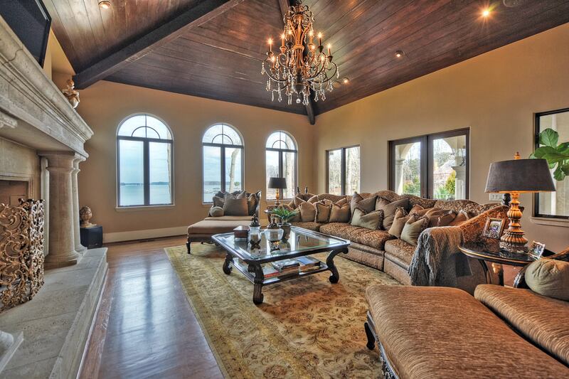 galleries/2014/12/13/omg-i-want-this-house-cornelius-north-carolina-photos/141211-omg-nc-13_z4xxgg