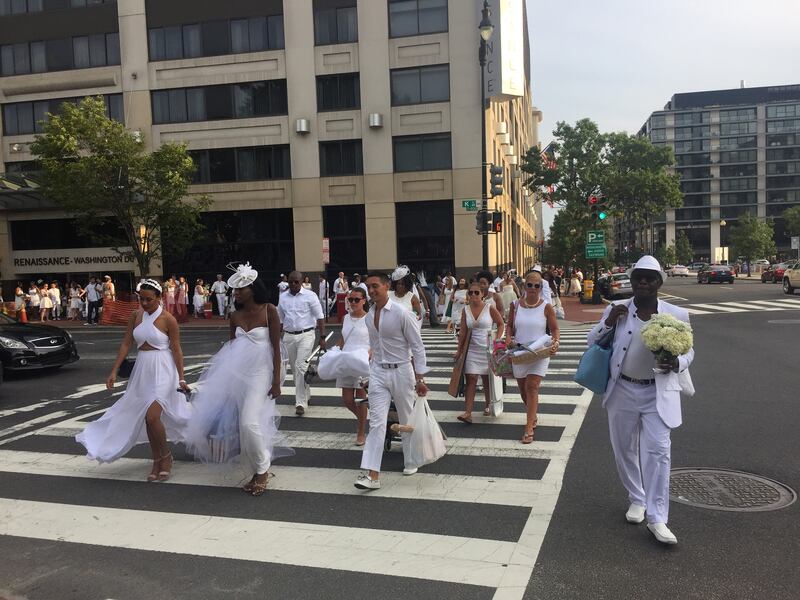 articles/2015/08/31/d-c-s-snobbery-free-diner-en-blanc-showed-washington-at-its-partying-best/150830-harris-diner-blanc-embed1_lmxsfb