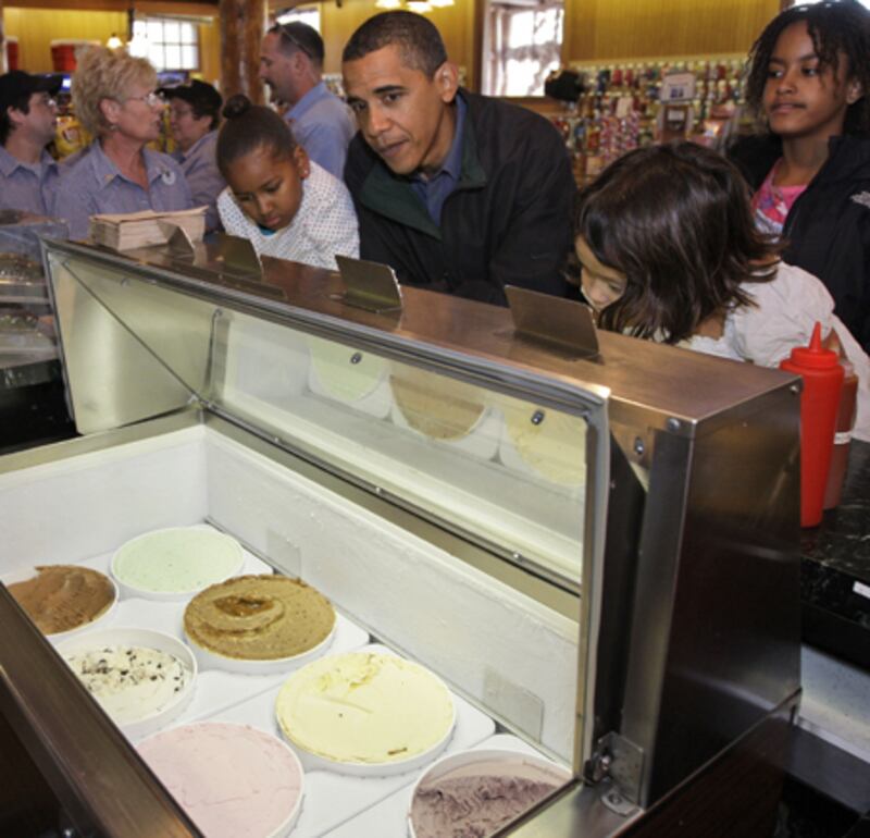 galleries/2009/08/23/obama-family-trips/obamas-on-vacation-5_lkcynk