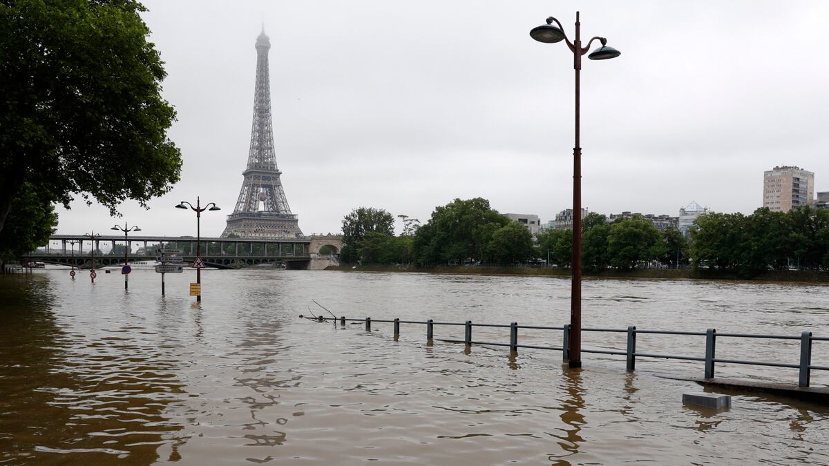 cheats/2016/06/03/paris-flooding-forces-louvre-to-move-art/160603-paris-floods_j3pqot