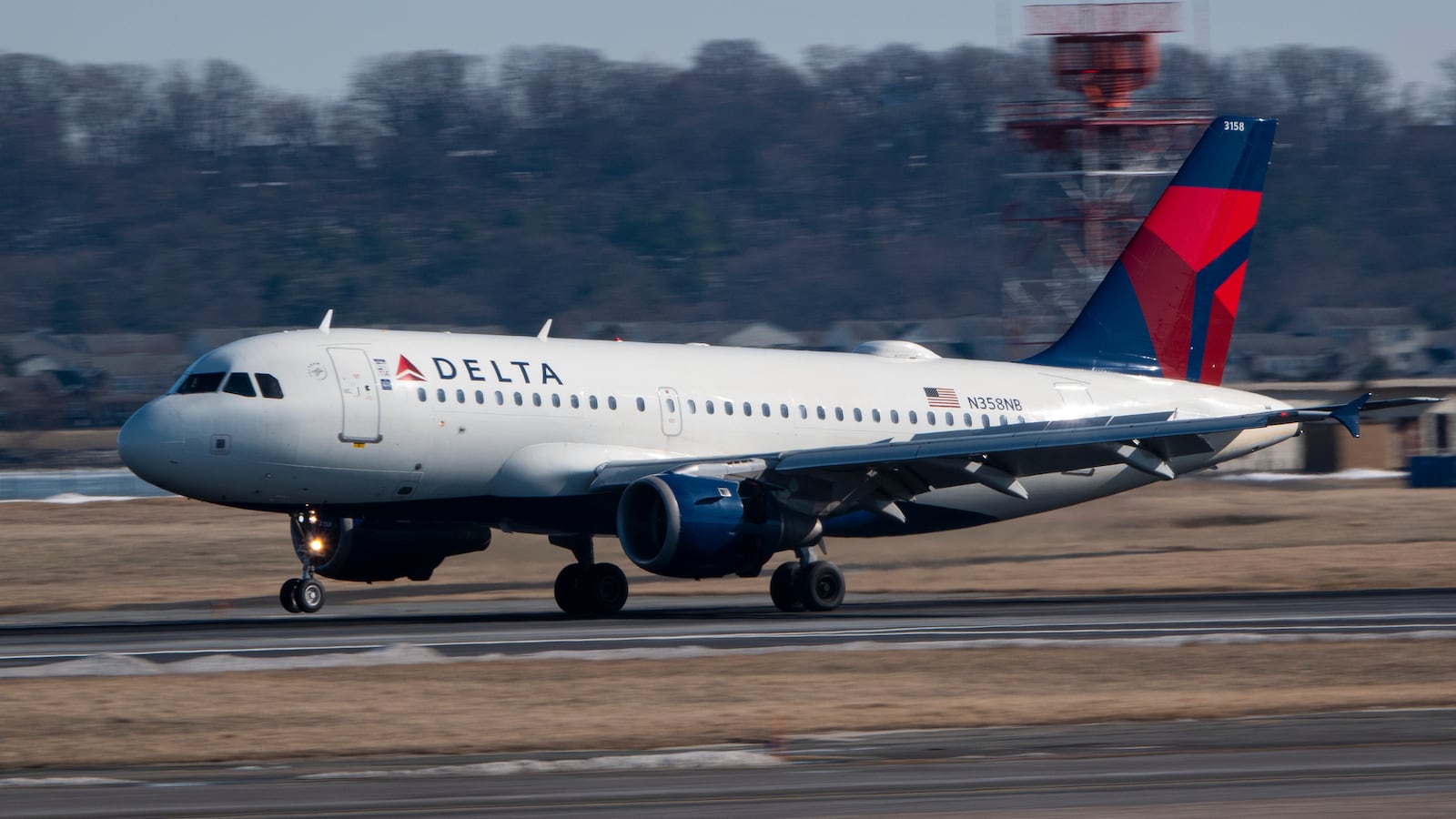 ARLINGTON, VIRGINIA - JANUARY 22: A Delta Airlines Airbus A319-114 arrives at Ronald Reagan Washington National Airport from Minneapolis on January 22, 2025 in Arlington, Virginia. (Photo by Kevin Carter/Getty Images)
