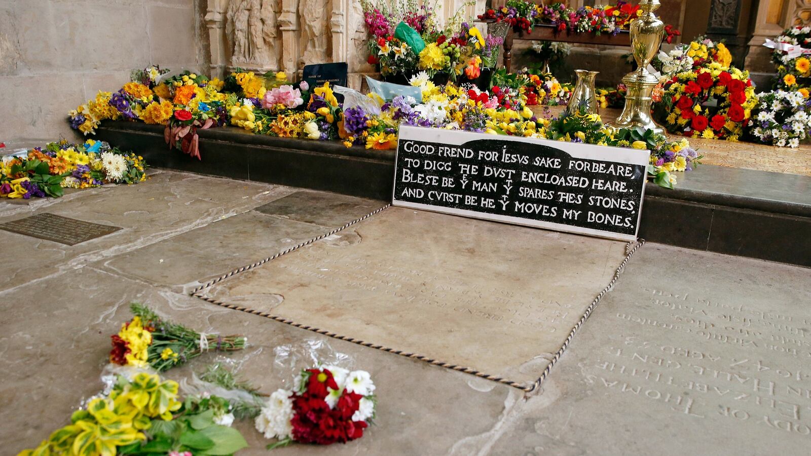 cheats/2016/03/24/shakespeare-s-skull-missing-from-grave/160324-shakespeare-cheat_eg4csi