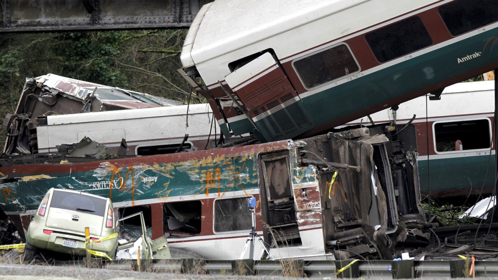 amtrak-train-derailment_tbsxy0