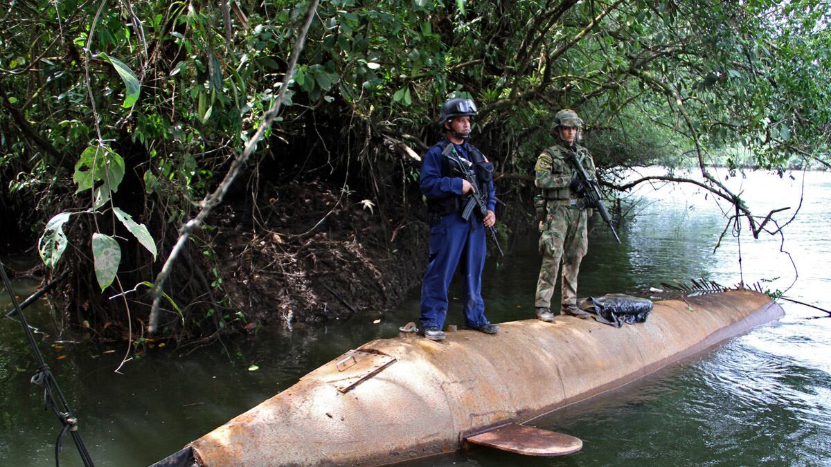 cheats/2012/09/10/smugglers-use-subs-in-drug-war/drug-smugglers-use-submarines-cheat_avlzi8