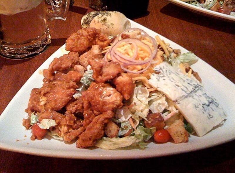 galleries/2010/07/02/deadly-salads/deadly-salads---houlihans-buffalo-bleu-salad_itrfon